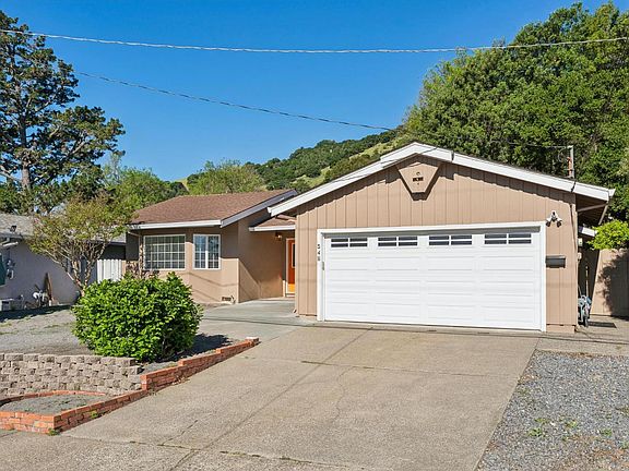 3rd image of 546 Pinewood Drive