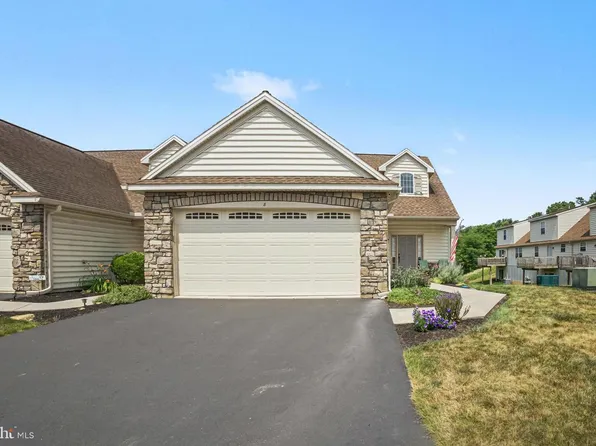 8 Arrowhead Dr, Elizabethtown, PA 17022