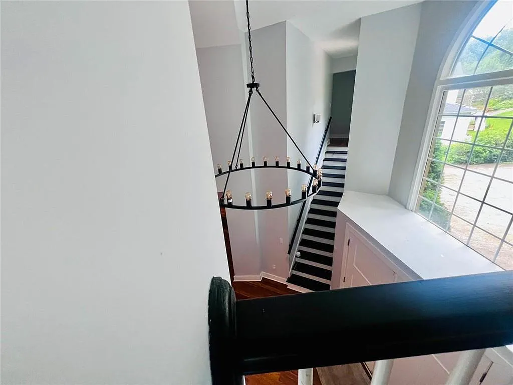 4 bed, 4.5 bath, 5990 sqft, $3,190 — Photo 3