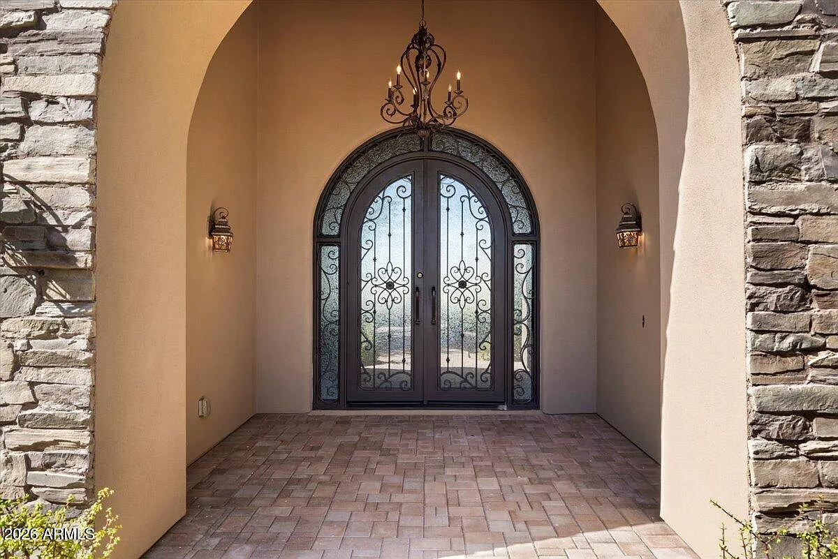 4 bed, 4.5 bath, 4240 sqft, $6,000 — Photo 1