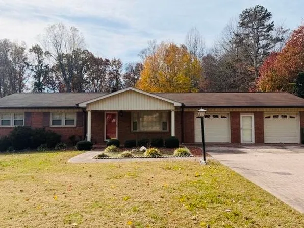 525 Tanglewood Dr, Martinsville, VA 24112