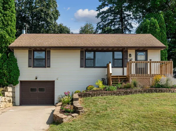 1730 Chaney Rd, Dubuque, IA 52001