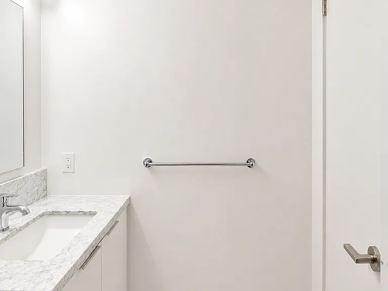 230 Simcoe St — Photo 3