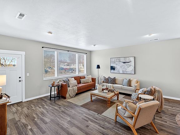 3rd image of 3922 N Maple St