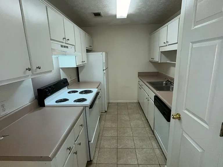 2922 Howard Ave — Photo 4