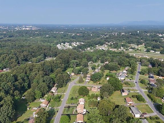 4th image of 336 Hilltop Dr