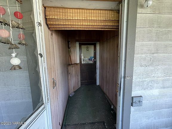 Entry way>