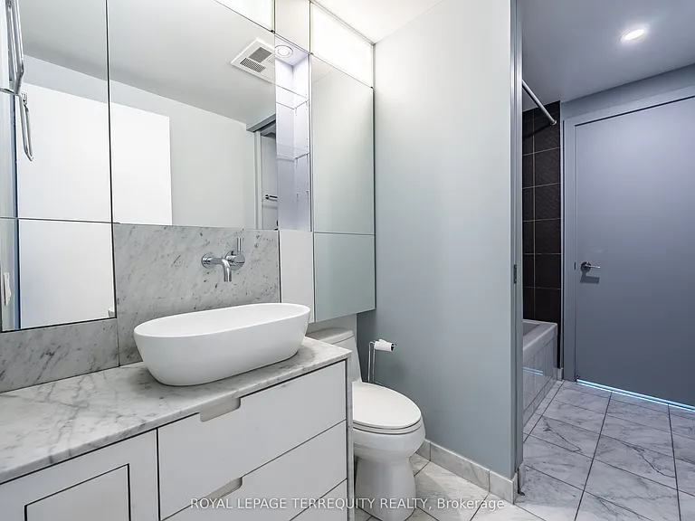 33 Charles St E #4008 — Photo 14