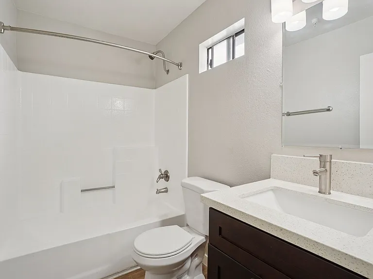 Chadron Apts — Photo 36