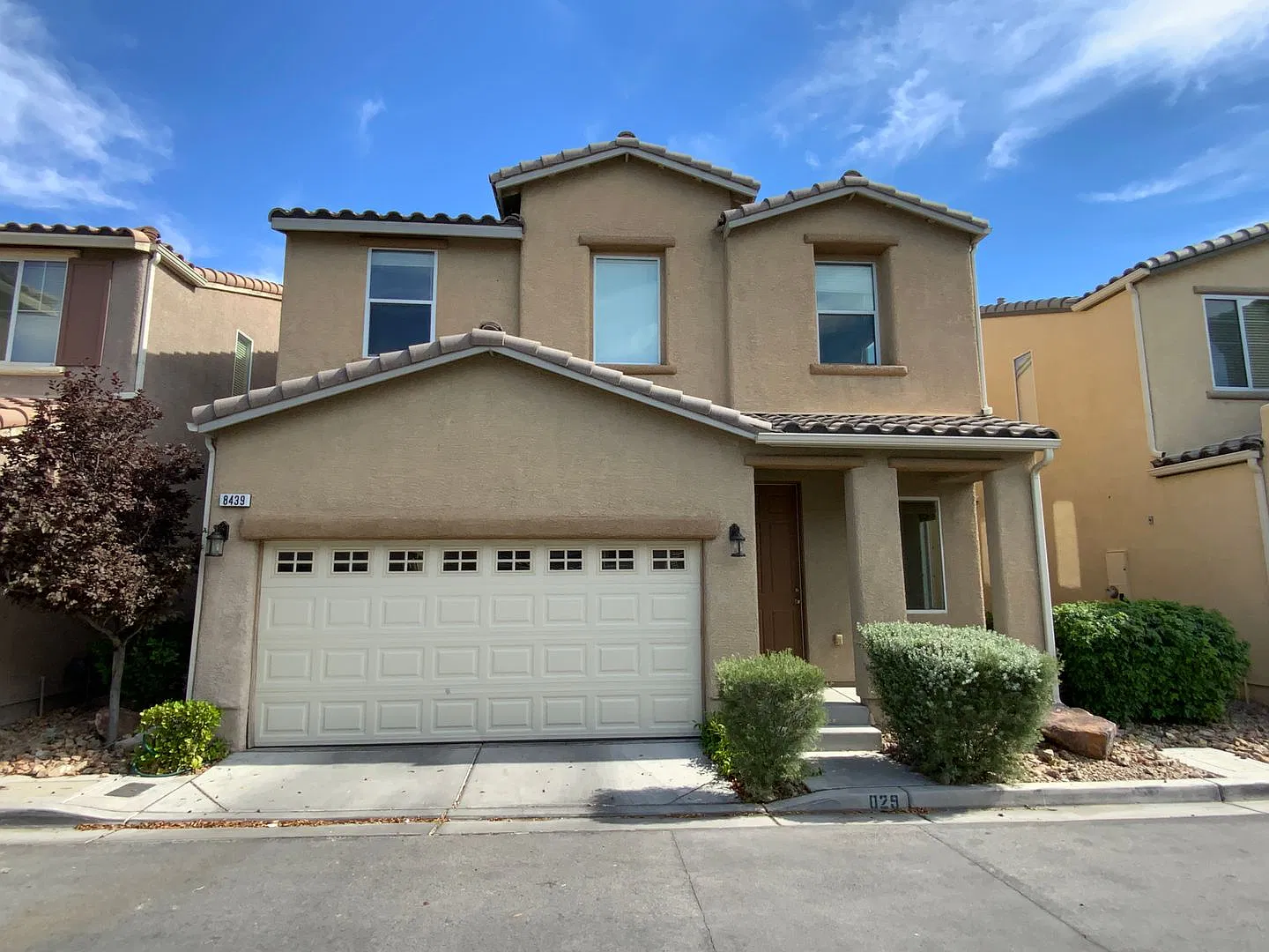 Nw Area -Charming 2 Story With Open Floor Plan — Photo 1
