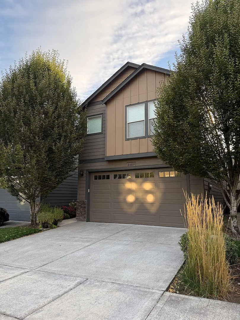 Beautiful 3 Bedroom House with High Ceilings, 2 Car Garage, Great Location & More! — Photo 1