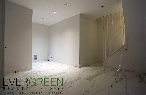 Rented by Evergreen Apartments BK | media 30