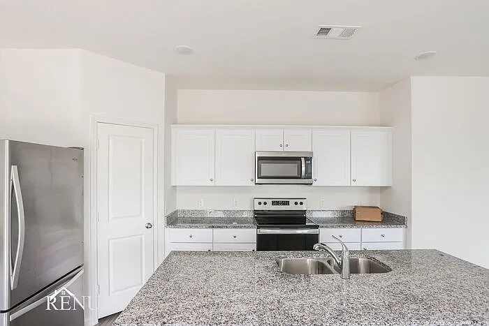 4 bed, 2.5 bath, 2260 sqft, $2,365 — Photo 3