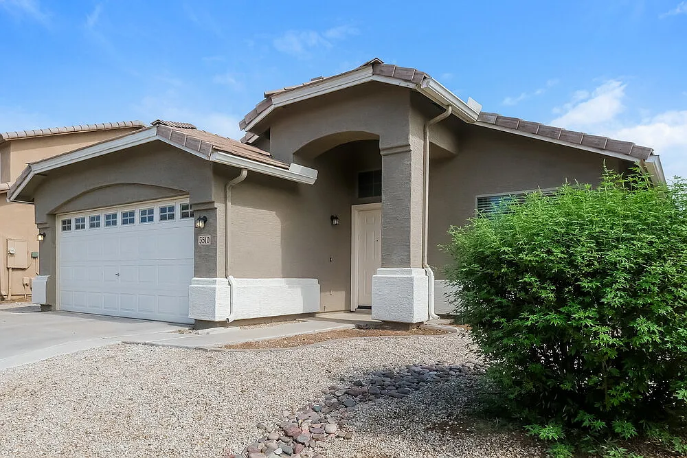 3 bed, 2.0 bath, 1423 sqft, $1,855 — Photo 3