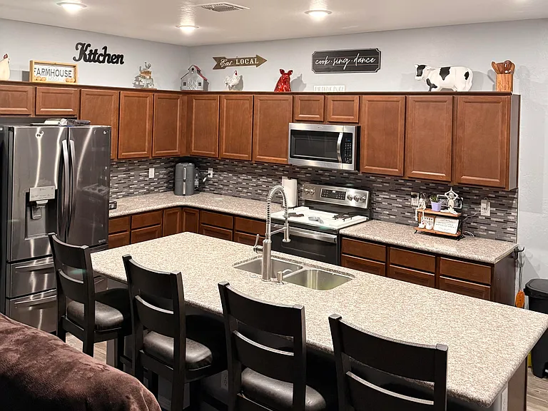 2924 N Taylor Ln — Photo 2