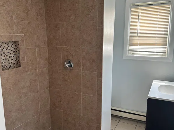 10 Agnes St, East Providence, RI 02914