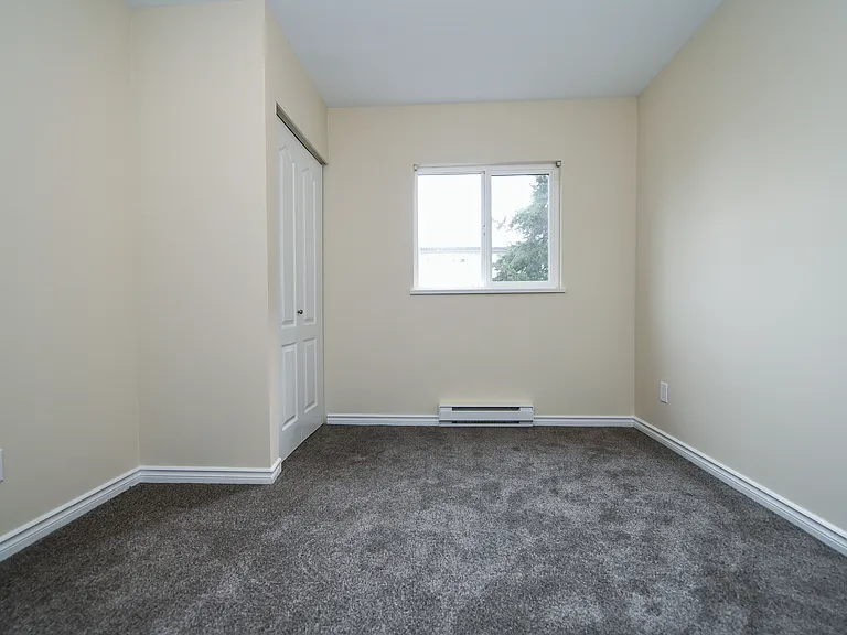 678 7th Ave — Photo 17