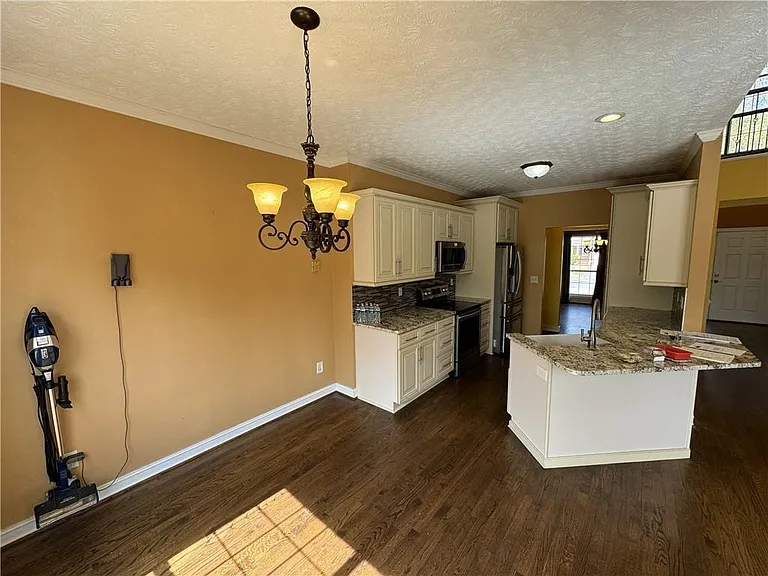 2393 Hampton Park Dr — Photo 2
