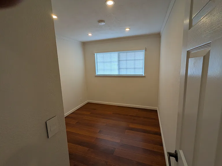 986 Regina Way — Photo 10