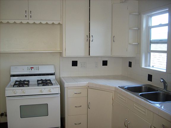 4th image of 440 Leland Ave APT A