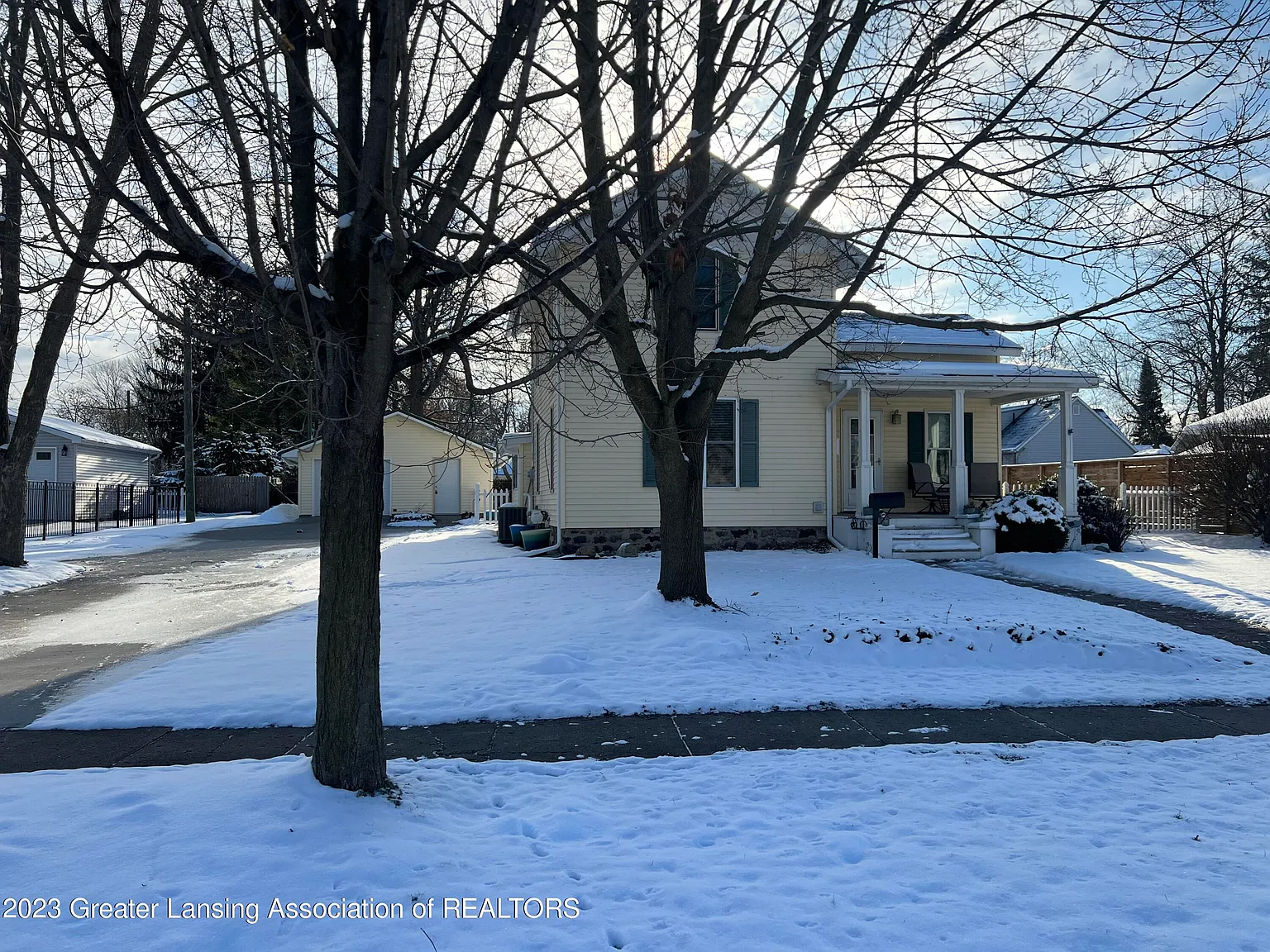 215 S River St photo 1