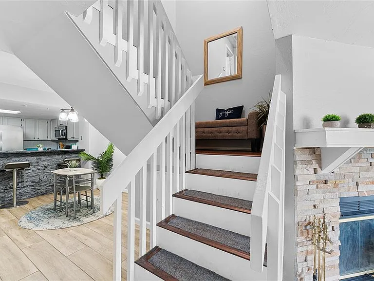 2304 Fletchers Point Cir — Photo 17