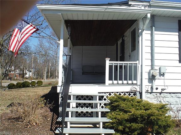 2nd image of 208 Logan St