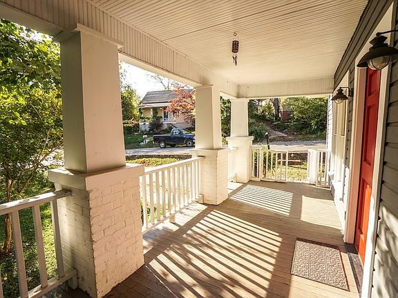 5th image of 402 Rosewood St