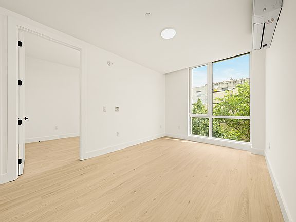 4th image of 733 Lincoln Pl #1307