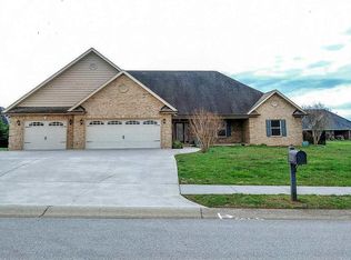 1329 Rippling Waters Cir, Sevierville, TN 37876