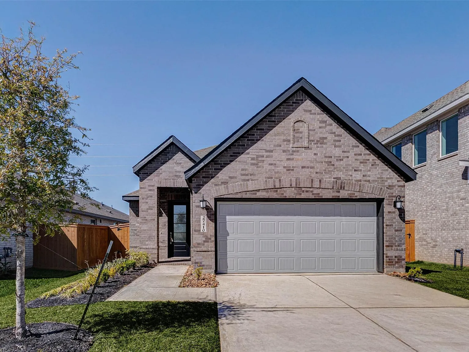 3 bed, 2.0 bath, 1572 sqft, $2,300 — Photo 3