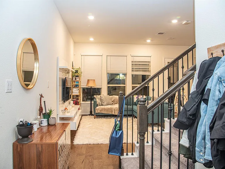 211 Club Crest Ln — Photo 5