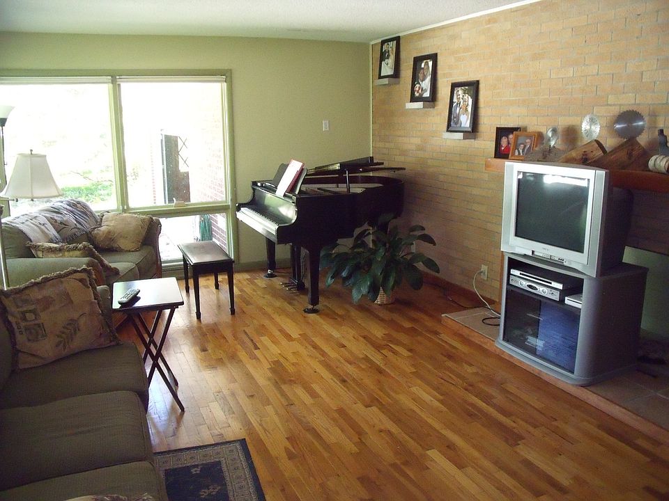 2nd image of 207 Robinwood Dr