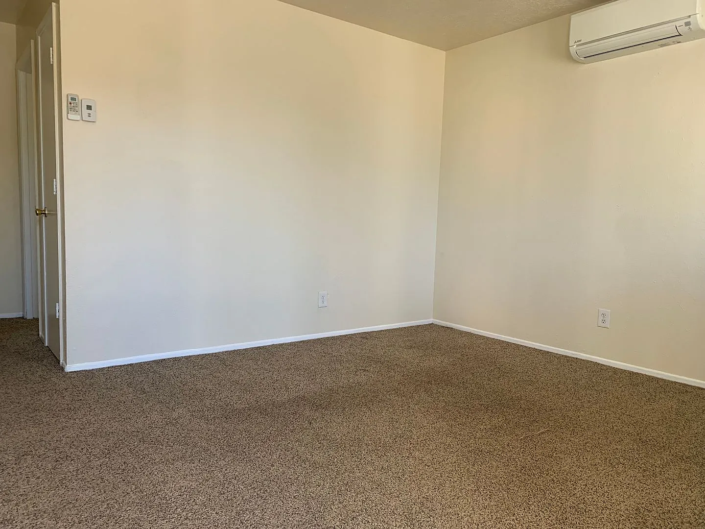 Large quiet two bedroom — Photo 4