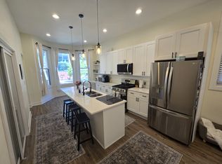 1717 W Roscoe St #1, Chicago, IL 60657