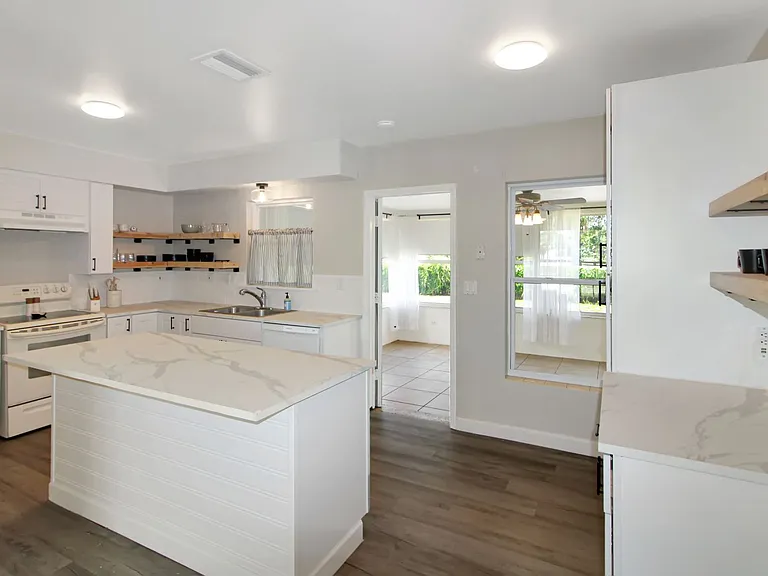 1311 E Gate Dr — Photo 2
