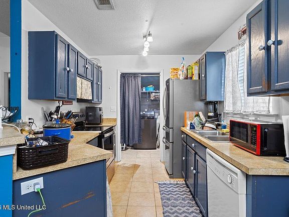 4th image of 22030 Rayvan Ln