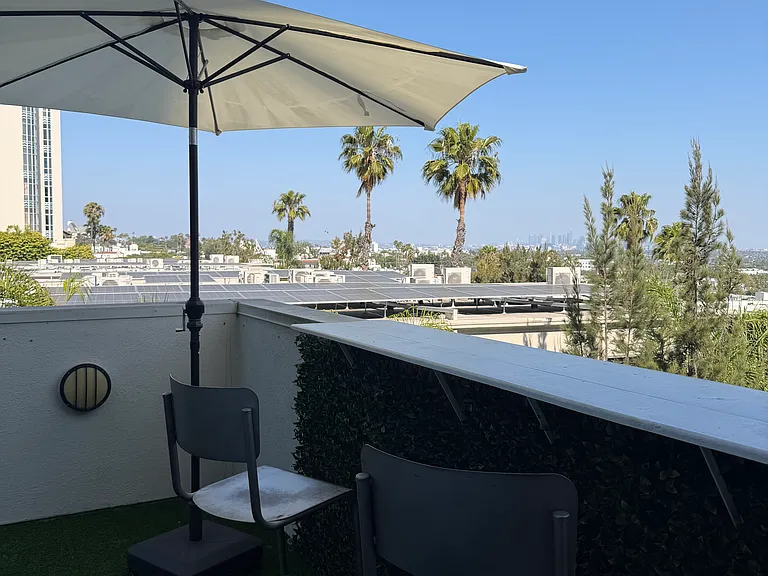 8455 De Longpre Ave — Photo 19