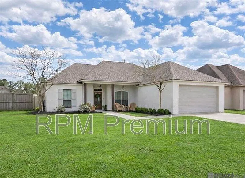 3 bed, 2.0 bath, 1621 sqft, $2,350 — Photo 1