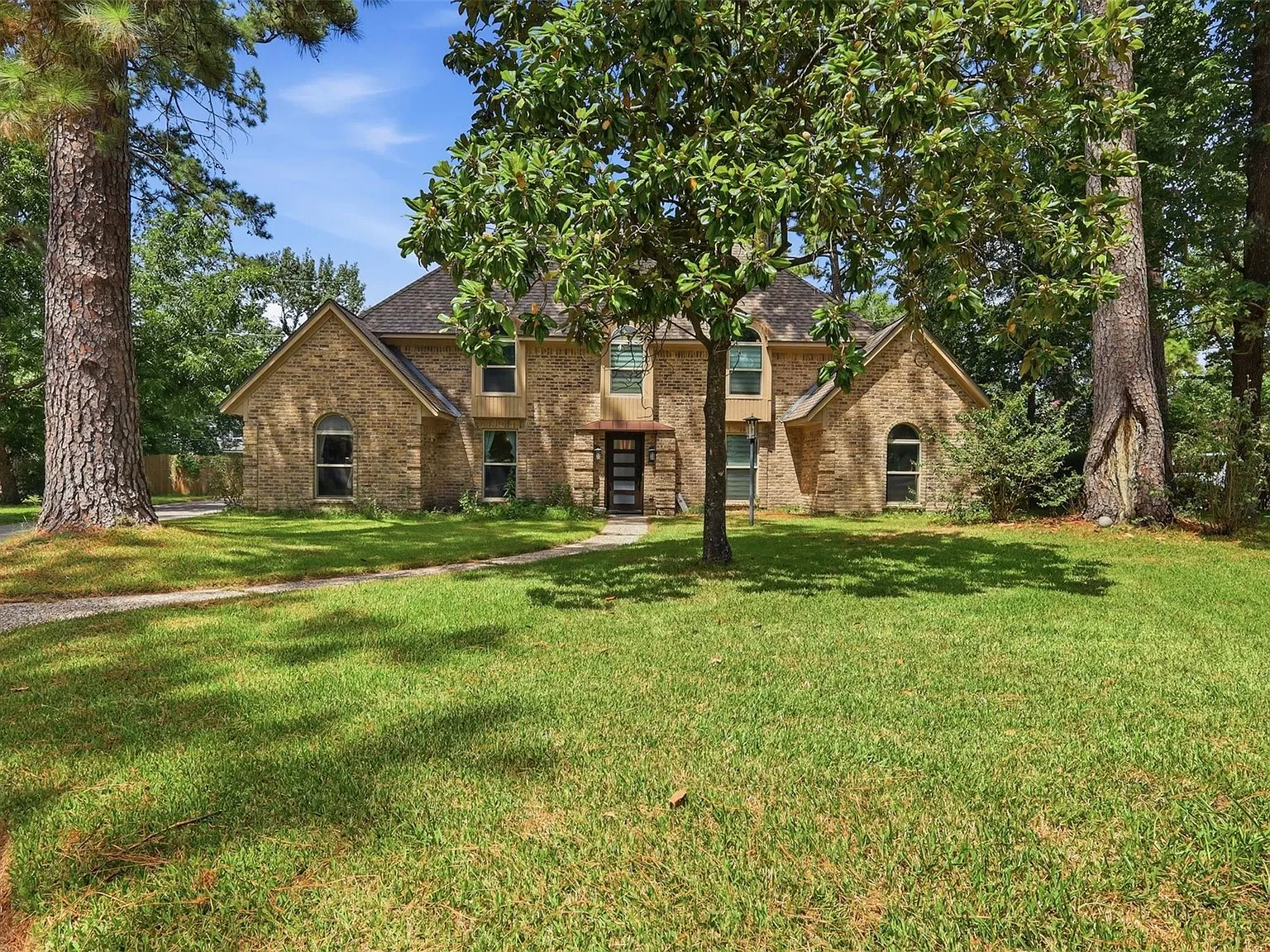 5 bed, 2.5 bath, 2592 sqft, $3,700 — Photo 2