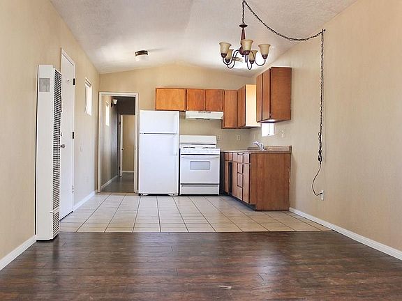 4th image of 710 W Country Club Blvd