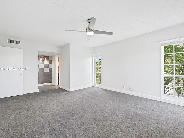 3050 N Palm Aire Dr #501 — Photo 22
