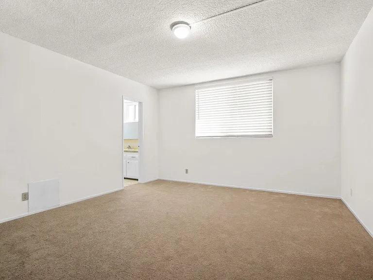 1237 Berkeley St - steps to Wilshire Blvd in Santa Monica — Photo 11