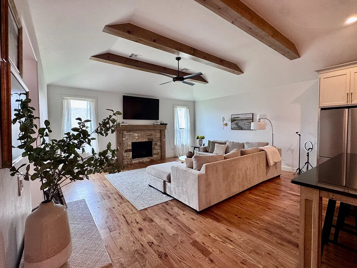 3 bed, 2.0 bath, 2167 sqft, $2,995 — Photo 3