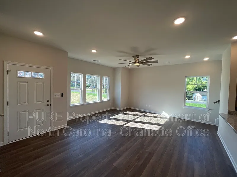 3 bed, 3.0 bath, 1700 sqft, $1,700 — Photo 4
