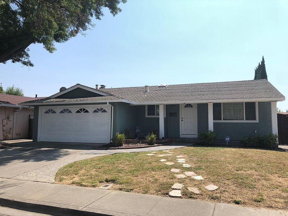 1st image of 34817 Gladstone Pl