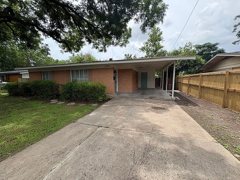 1307 Corona Dr — Photo 2