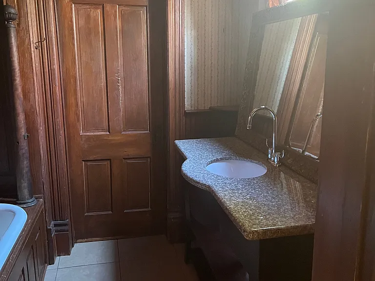 1006 E Bowie St — Photo 15