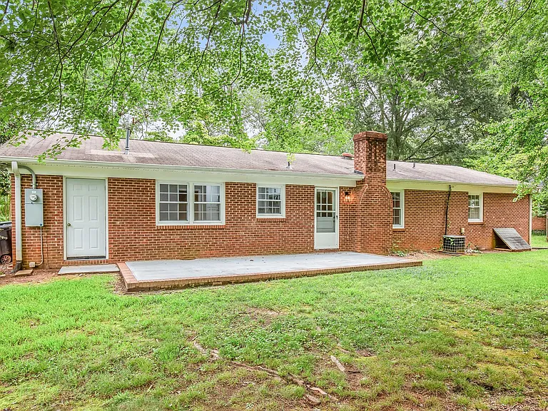 701 N Peace Haven Rd — Photo 35