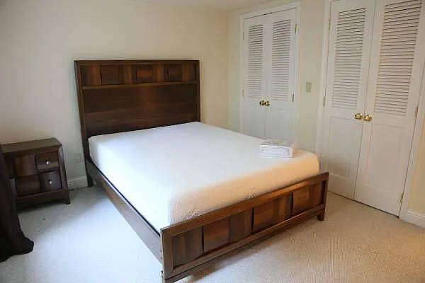 Guest room 2 (downstairs, queen size)